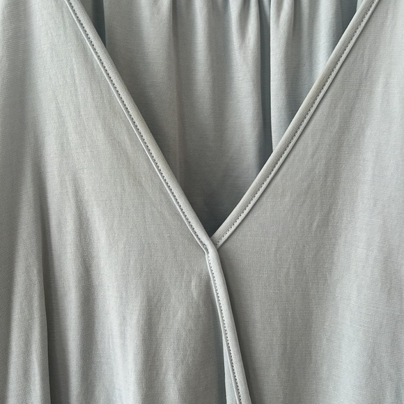 size small- non adjustable straps- blue tank top, fitted bottom - Picture 3 of 6